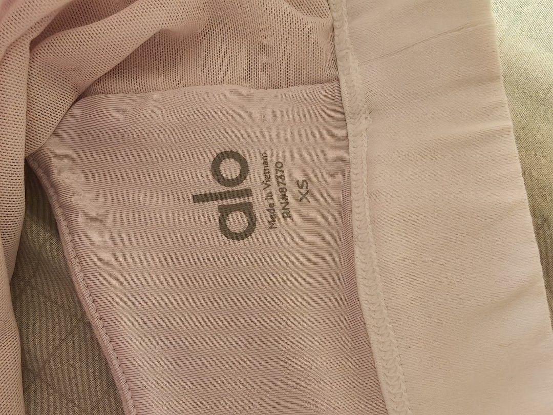 Alo Yoga Pink Sports Bra XS (Category: Activewear) located in Singapore. Submitted by 1123cpp (Listing ID 1410045184, Image 3). Description: - Alo Yoga sports bra - Soft pink color - Size: XS - Stylish criss-cross back design - Comfortable fit - Made in Vietnam - Ideal for yoga, workouts, and everyday wear.