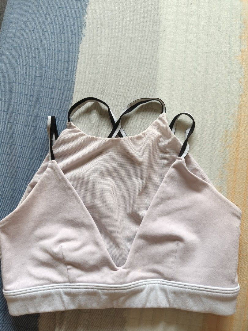 Alo Yoga Pink Sports Bra XS (Category: Activewear) located in Singapore. Submitted by 1123cpp (Listing ID 1410045184, Image 1). Description: - Alo Yoga sports bra - Soft pink color - Size: XS - Stylish criss-cross back design - Comfortable fit - Made in Vietnam - Ideal for yoga, workouts, and everyday wear.