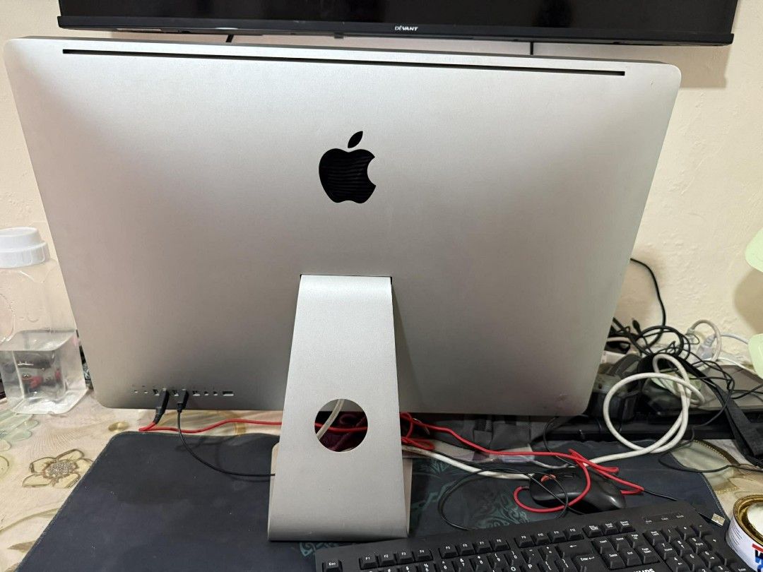Apple iMac 21.5-inch (Category: Desktops) located in Manila. Submitted by lhainelovi71994 (Listing ID 1410013742, Image 2). Description: iMac 2011 27 inches All in one PC Intel core i5 2.7GHz AMD Radeon HD 6770M 512MB 4gb ram ddr3 120gb ssd Mac OS Set with normal mouse and keyboard 💸💸 6,000 only Location: San Andres bukid manila Pick up.