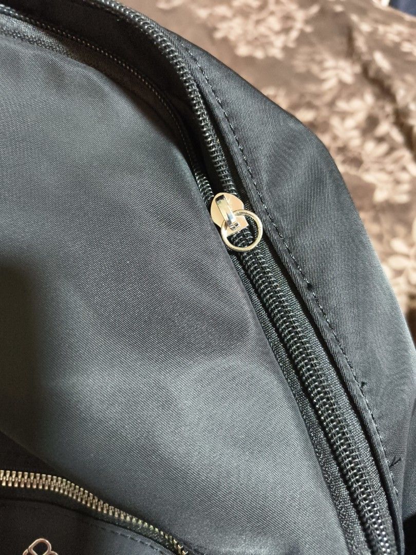 Black Backpack (Category: Backpacks) located in Singapore. Submitted by helloheyhi (Listing ID 1410135619, Image 4). Description: - Stylish black backpack - Adjustable straps - Front zippered pocket - Side pockets - Main zip has no tassel (check last picture for reference) - Perfect for everyday use .