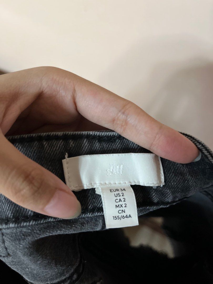 Black Mom Denim Shorts (Category: Shorts) located in Quezon. Submitted by achicoco (Listing ID 1410136812, Image 2). Description: Color: Black Denim.