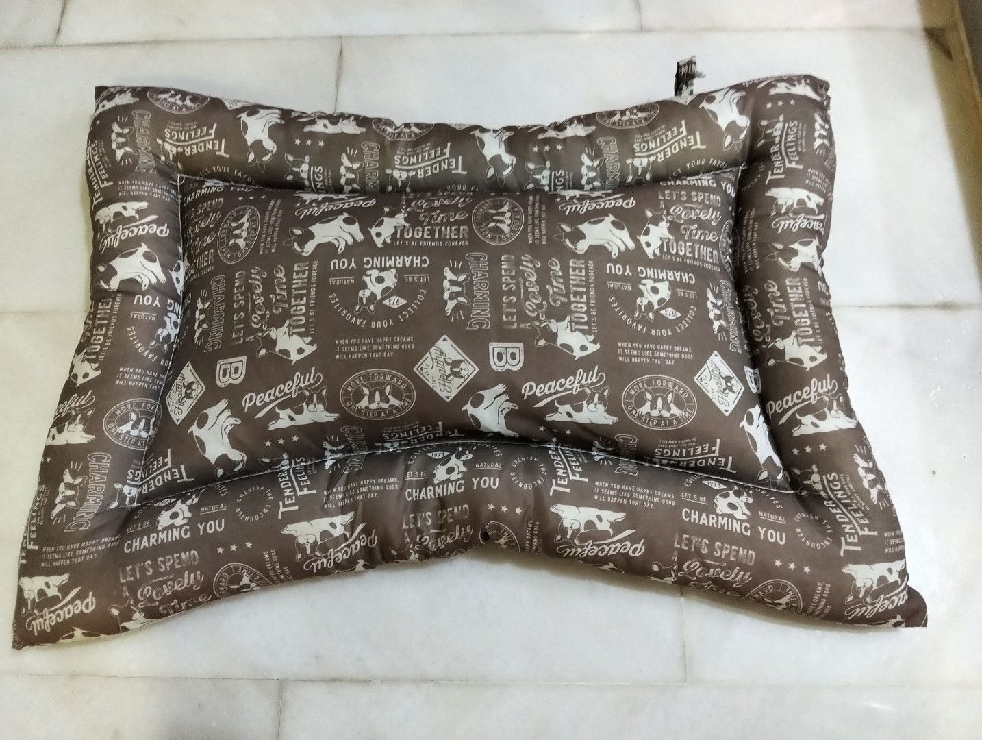 Brown Patterned Pet Bed (Category: Homes & Other Pet Accessories) located in Singapore. Submitted by carmen63 (Listing ID 1410139005, Image 1). Description: - Comfortable pet bed - Brown patterned design - Soft, cushioned interior - Provides a cozy spot for your pet.