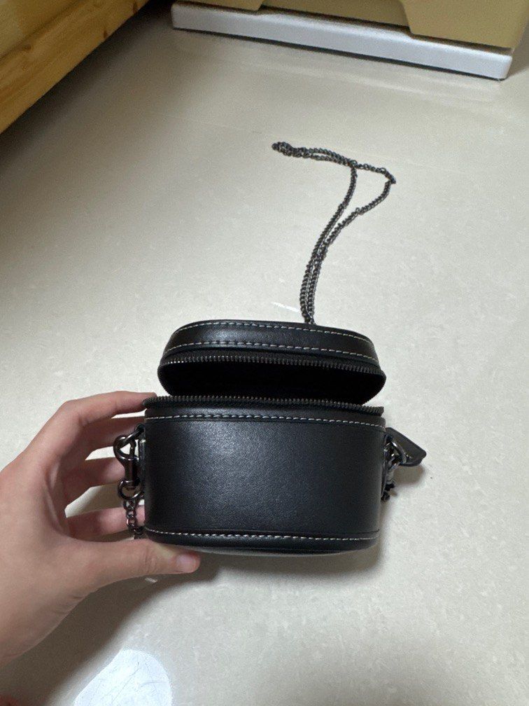 coach (Category: Shoulder Bags) located in Singapore. Submitted by user43211 (Listing ID 1410124297, Image 3). Description: .