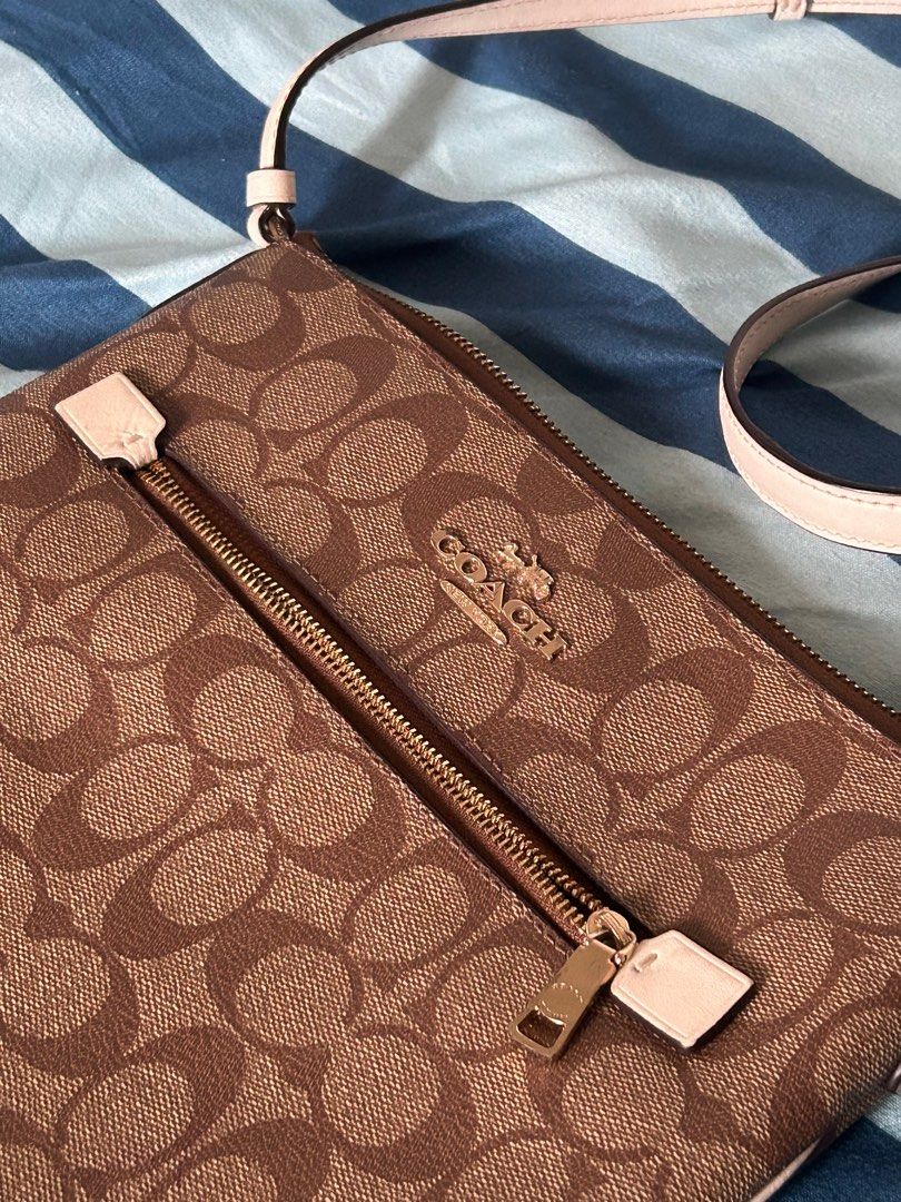 Coach Rowan File Bag (Category: Luxury Bags & Wallets) located in Mandaluyong City. Submitted by dessaint (Listing ID 1410035135, Image 3). Description: Handled with care. Bought from Vancouver. No scratches nor any problems..