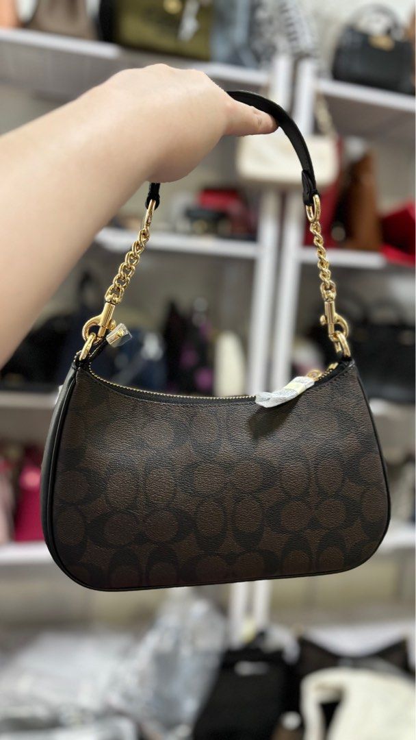 Coach teri mahogany regular size (Category: Luxury Bags & Wallets) located in Quezon City. Submitted by aloracollections_ (Listing ID 1410125096, Image 3). Description: .