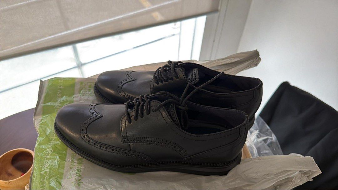 Cole Haan Original Grand Wingtip Shoes (Category: Dress Shoes) located in Pasay City. Submitted by scatterx (Listing ID 1410110265, Image 3). Description: Cole Haan Original Grand Shoes (Black) size 11 Brandnew. Without box bought from the US. Price: 9,500 SRP: 12k RFS: Wrong size .