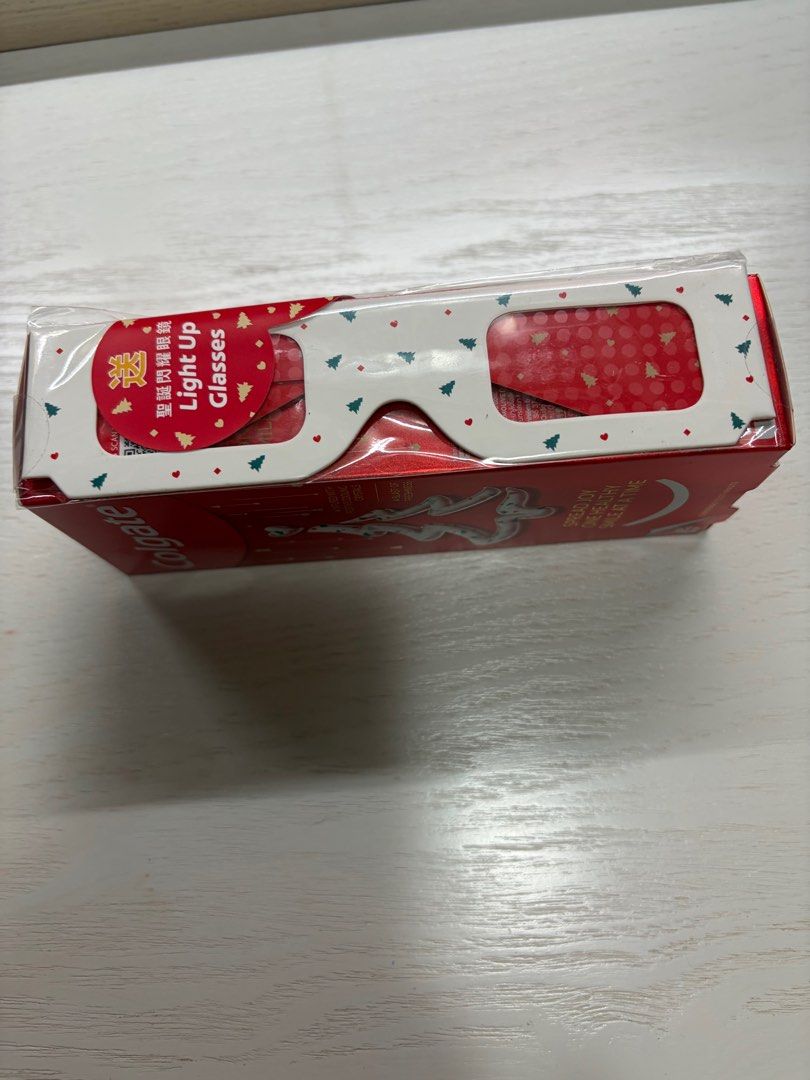 Colgate （分類：健康及美容 - 口腔護理）位於 Hong Kong。 由 eifiesuki 提交（商品編號 1410147345，圖片 3）。簡介： 聖誕節版牙膏，適合派對交換禮物 ，送聖誕閃耀眼鏡。