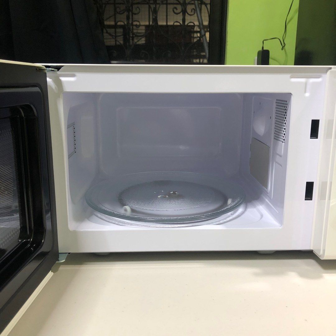 Condura Vintage Style Microwave Oven (Category: Ovens & Toasters) located in Quezon City. Submitted by djconts (Listing ID 1410145106, Image 2). Description: For sale Condura vintage style microwave oven Rotary mechanical knob type Brand new. Just bought a day ago RFS: Won’t fit my kitchen. Meetup: Pasig Lifehomes area Or lalamove delivery to be arranged by buyer. Pm if interested. Pass sa kwentuhan..