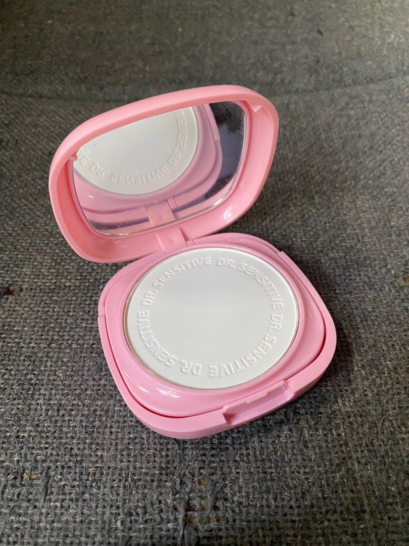 Dr. Sensitive All Day No Sebum Blur Pressed Powder (Category: Makeup) located in Rizal. Submitted by declutteravie (Listing ID 1410073237, Image 3). Description: Dr. Sensitive All Day No Sebum Blur Pressed Powder — Php 200 — translucent — brand new, never use, swatched once.