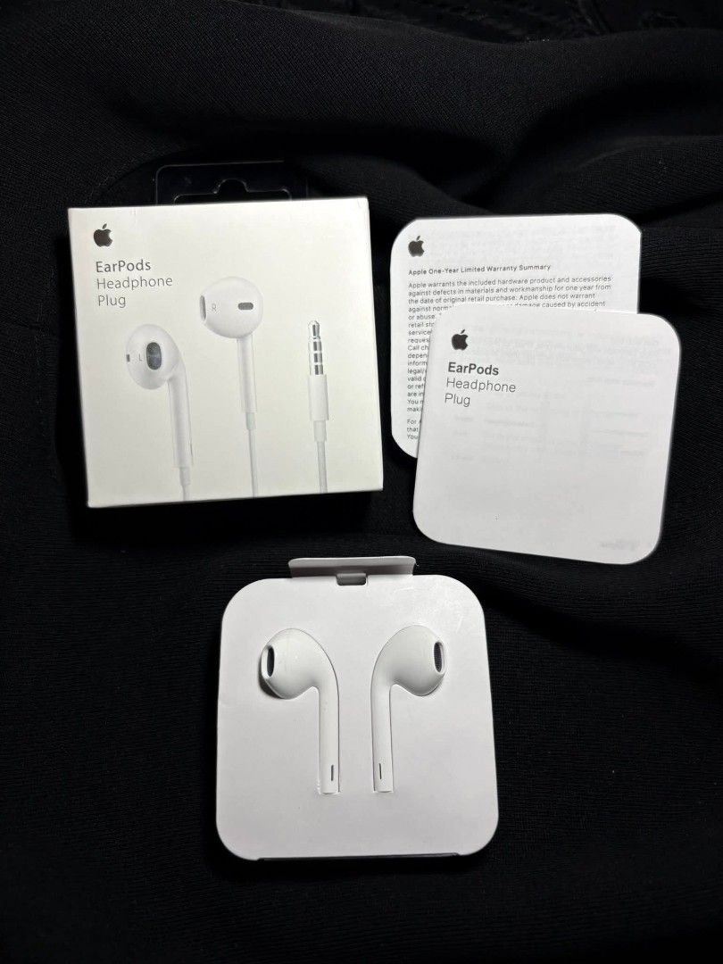 EarPods Headphone Plug (Category: Earphones) located in Manila. Submitted by nhh_accessories (Listing ID 1410059925, Image 1). Description: - Genuine EarPods - Includes 3.5mm headphone plug - Comes with box and documentation - Color: White - Condition: Unused.