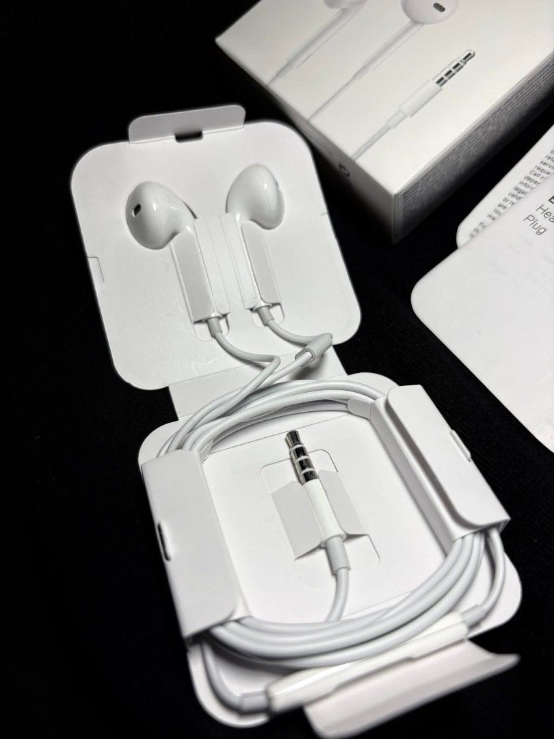 EarPods Headphone Plug (Category: Earphones) located in Manila. Submitted by nhh_accessories (Listing ID 1410059925, Image 3). Description: - Genuine EarPods - Includes 3.5mm headphone plug - Comes with box and documentation - Color: White - Condition: Unused.