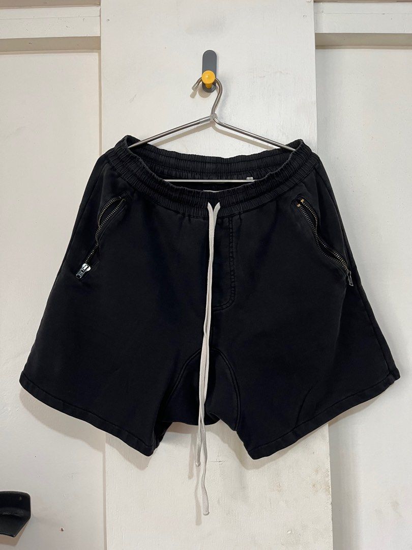 Fear of God Essentials Shorts (Category: Shorts) located in Quezon City. Submitted by oldbutgold1995 (Listing ID 1410004022, Image 1). Description: Condition: 6.8/10 Size: M Dimensions: W: 30-38in Length: 17in Solid padin.