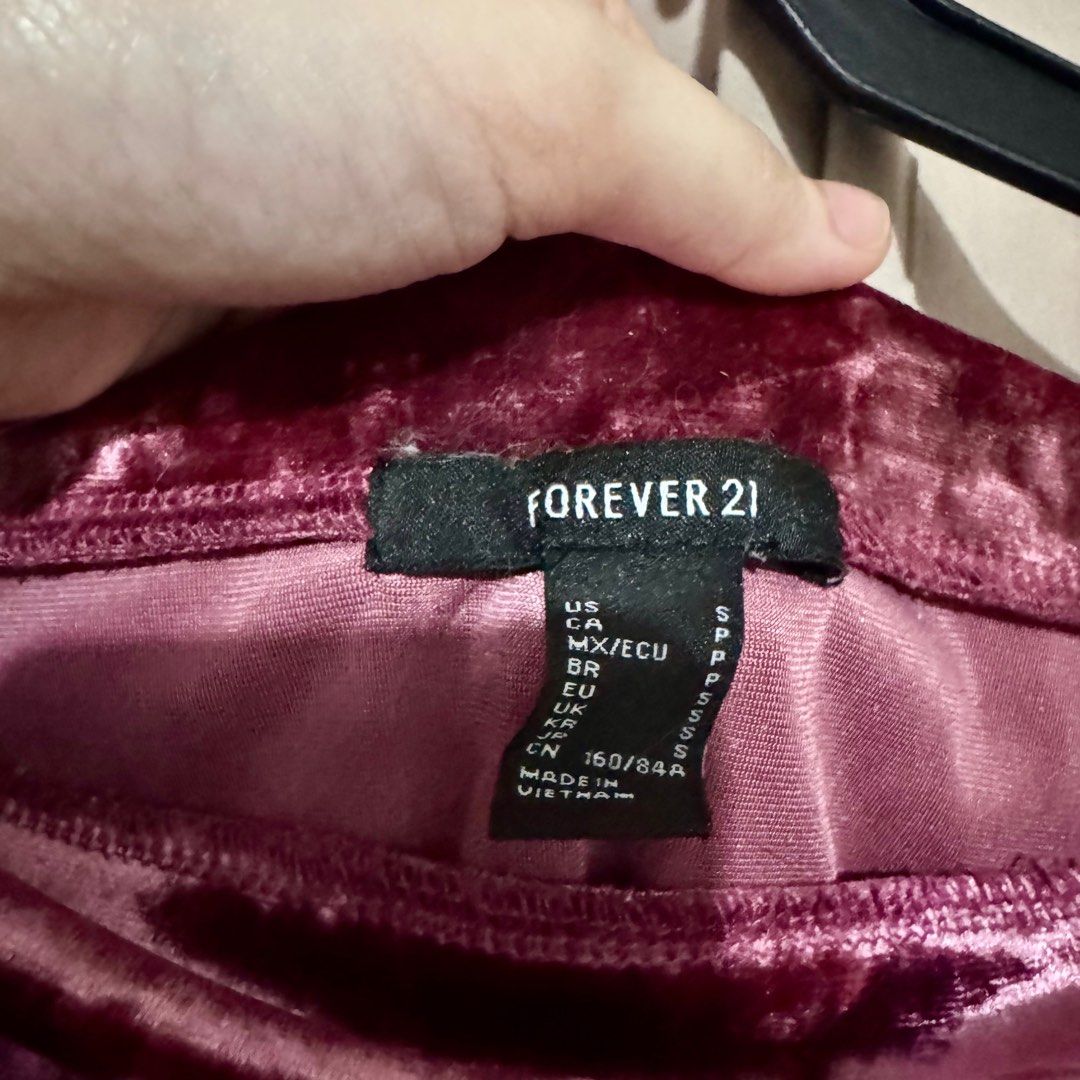 Forever 21 Off-Shoulder Velvet Top Y2K (Category: Others Tops) located in Makati City. Submitted by sheen.declutters (Listing ID 1410135188, Image 2). Description: - Forever 21 off-shoulder top - Soft velvet material - Flattering neckline - Short sleeves - Rich burgundy pink color - Size: Small #Y2K.
