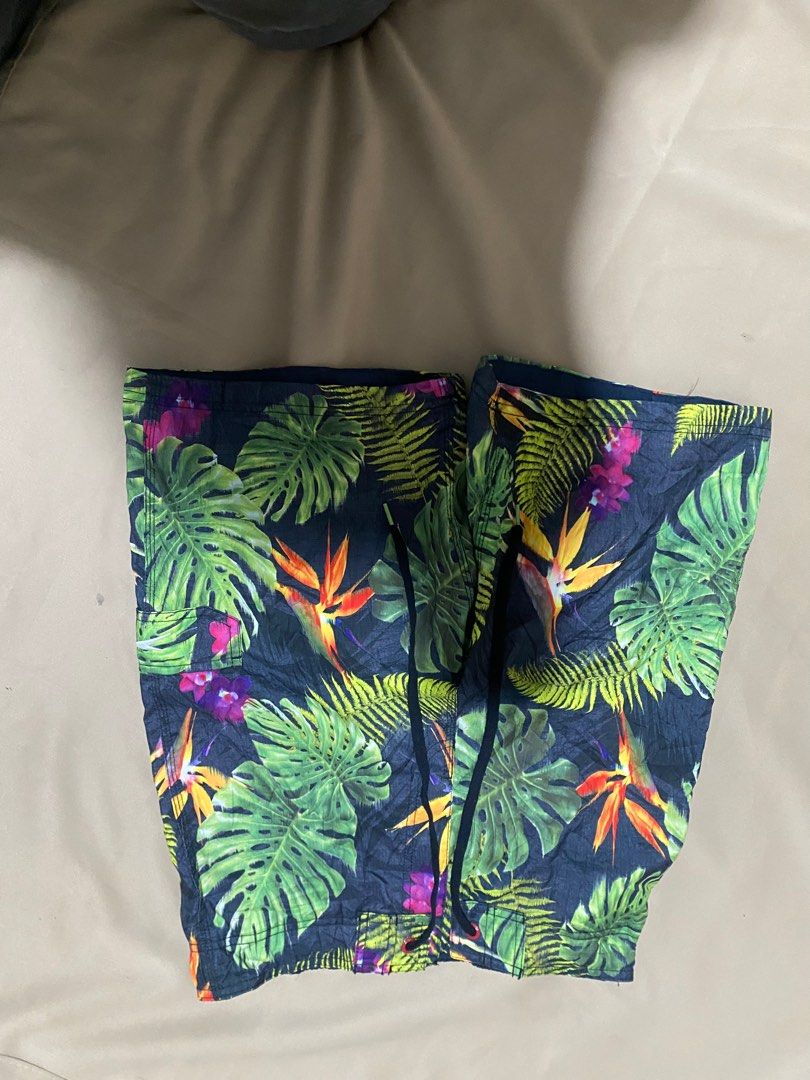 Hawaiian Short Board Short Surf (Category: Swim Trunks & Board Shorts) located in Manila. Submitted by online_selector (Listing ID 1410036400, Image 1). Description: .