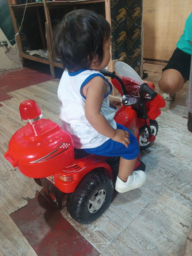 Kids Electric Motorcycle (Category: Kids Toys) located in Caloocan City. Submitted by gemmareas571129 (Listing ID 1410078381, Image 2). Description: - Electric ride-on motorcycle for kids - Available colors: Red, Pink, Black, Blue - Features: Siren light head light - Suitable for young children - Model: 991 - Shown on original box.