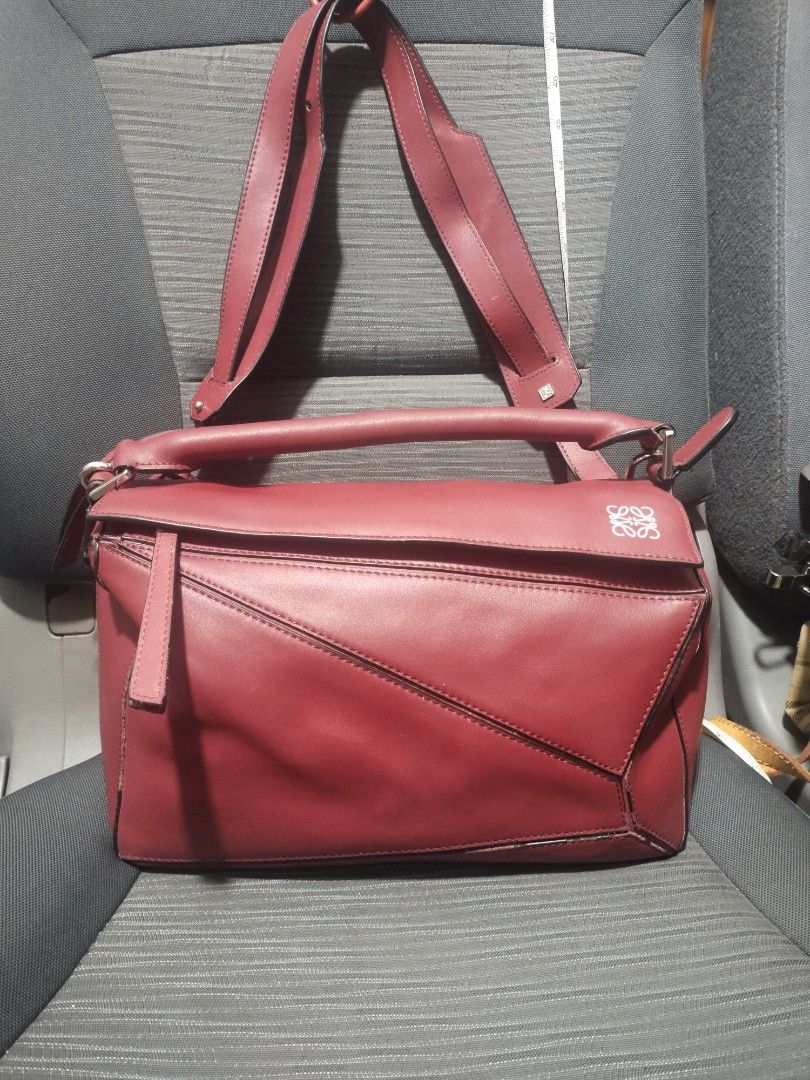 loewe 2way handbag slingbag (Category: Luxury Bags & Wallets) located in Baguio. Submitted by roozeydluc (Listing ID 1410151693, Image 1). Description: leather material nearly large size L:11.5" W:4.7" H:6.8" 🔎mga bawas rubber seal all over 🔎wrinkles sa handle 🔎mga small bakbak sa gilid gilid ✓1 zippered compartment with 1 open inside pocket.