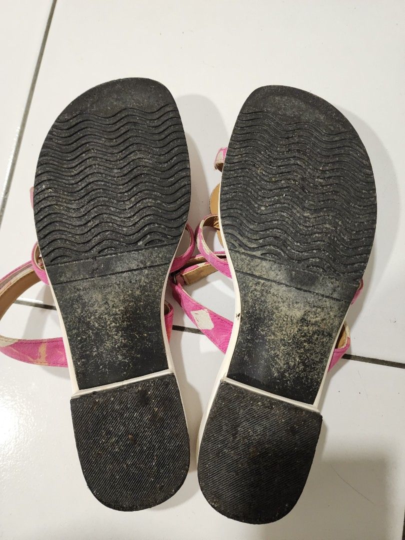 Machino Batik Flat (Category: Sandals) located in Klang. Submitted by ppeach23 (Listing ID 1410107259, Image 3). Description: well used, clearing for cheap! unfortunately does not come with box :( I have another machino shoe listing, take both for only rm100!!! urgent need for money and clearing fast.