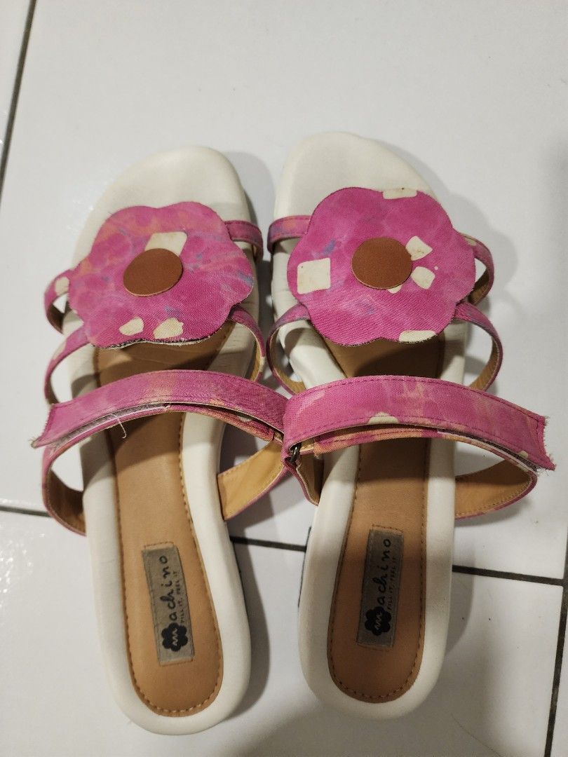 Machino Batik Flat (Category: Sandals) located in Klang. Submitted by ppeach23 (Listing ID 1410107259, Image 2). Description: well used, clearing for cheap! unfortunately does not come with box :( I have another machino shoe listing, take both for only rm100!!! urgent need for money and clearing fast.
