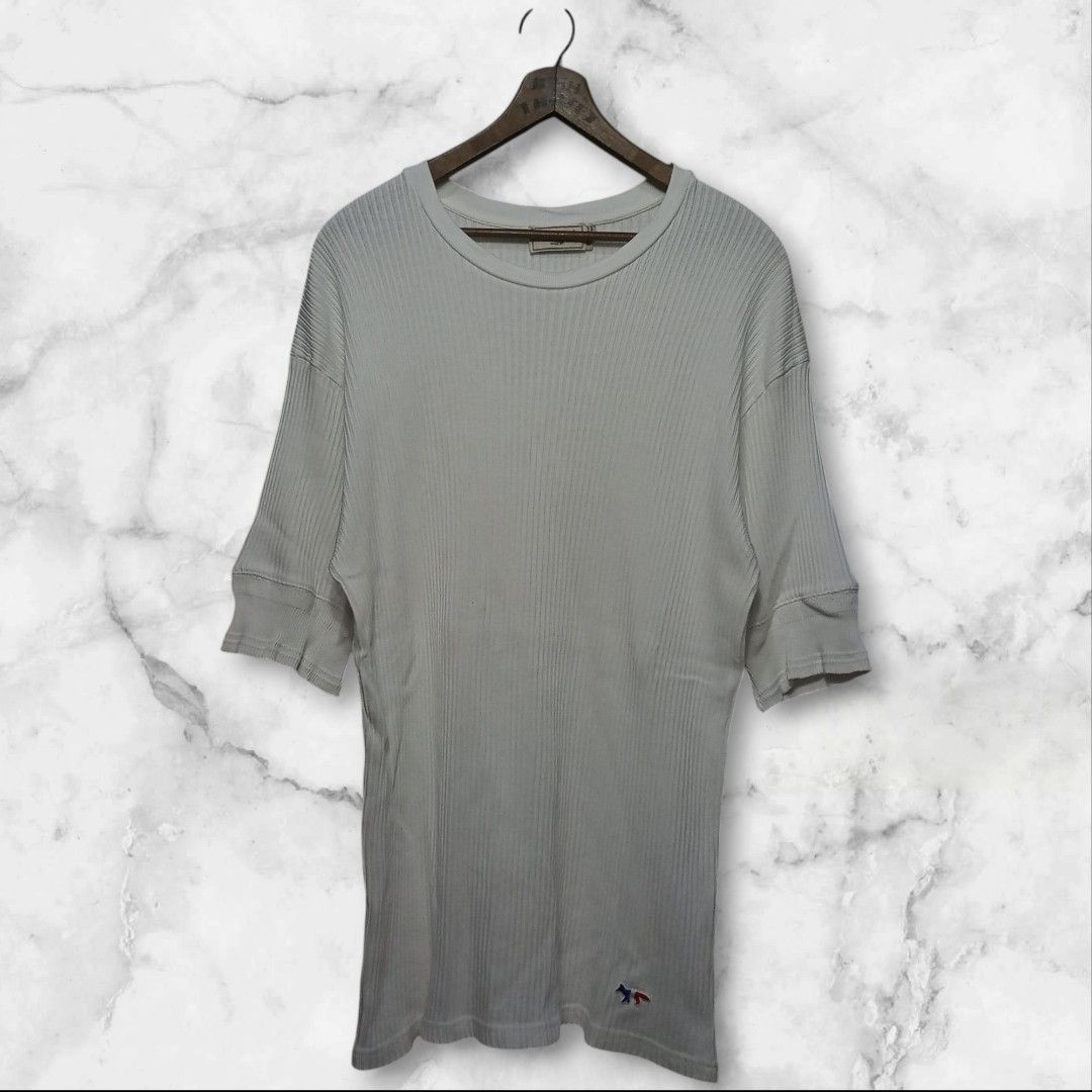 MAISON KITSUNE RIBBED DRESS TEE AUTHENTIC (Category: Luxury Apparel) located in Urdaneta. Submitted by josephragontonjr95 (Listing ID 1410038206, Image 1). Description: - MAISON KITSUNE RIBBED DRESS TEE AUTHENTIC - SIZE: MEDIUM - DIMENSIONS: - WIDTH: 18.5-26 -LENGTH: 31 - COLOR RATE: 9.8/10 - ISSUES/FLAWS: NONE - CONDITION: EXCELLENT - Color: White - Features the iconic fox logo - Crew neck and short sleeves - Made in Portugal - Fabric: Textured 