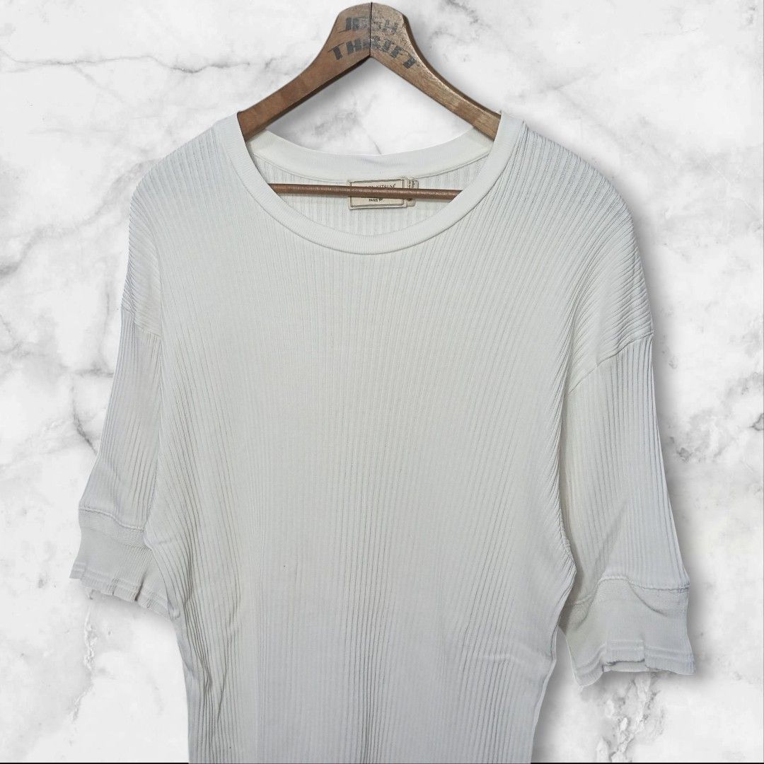 MAISON KITSUNE RIBBED DRESS TEE AUTHENTIC (Category: Luxury Apparel) located in Urdaneta. Submitted by josephragontonjr95 (Listing ID 1410038206, Image 2). Description: - MAISON KITSUNE RIBBED DRESS TEE AUTHENTIC - SIZE: MEDIUM - DIMENSIONS: - WIDTH: 18.5-26 -LENGTH: 31 - COLOR RATE: 9.8/10 - ISSUES/FLAWS: NONE - CONDITION: EXCELLENT - Color: White - Features the iconic fox logo - Crew neck and short sleeves - Made in Portugal - Fabric: Textured 