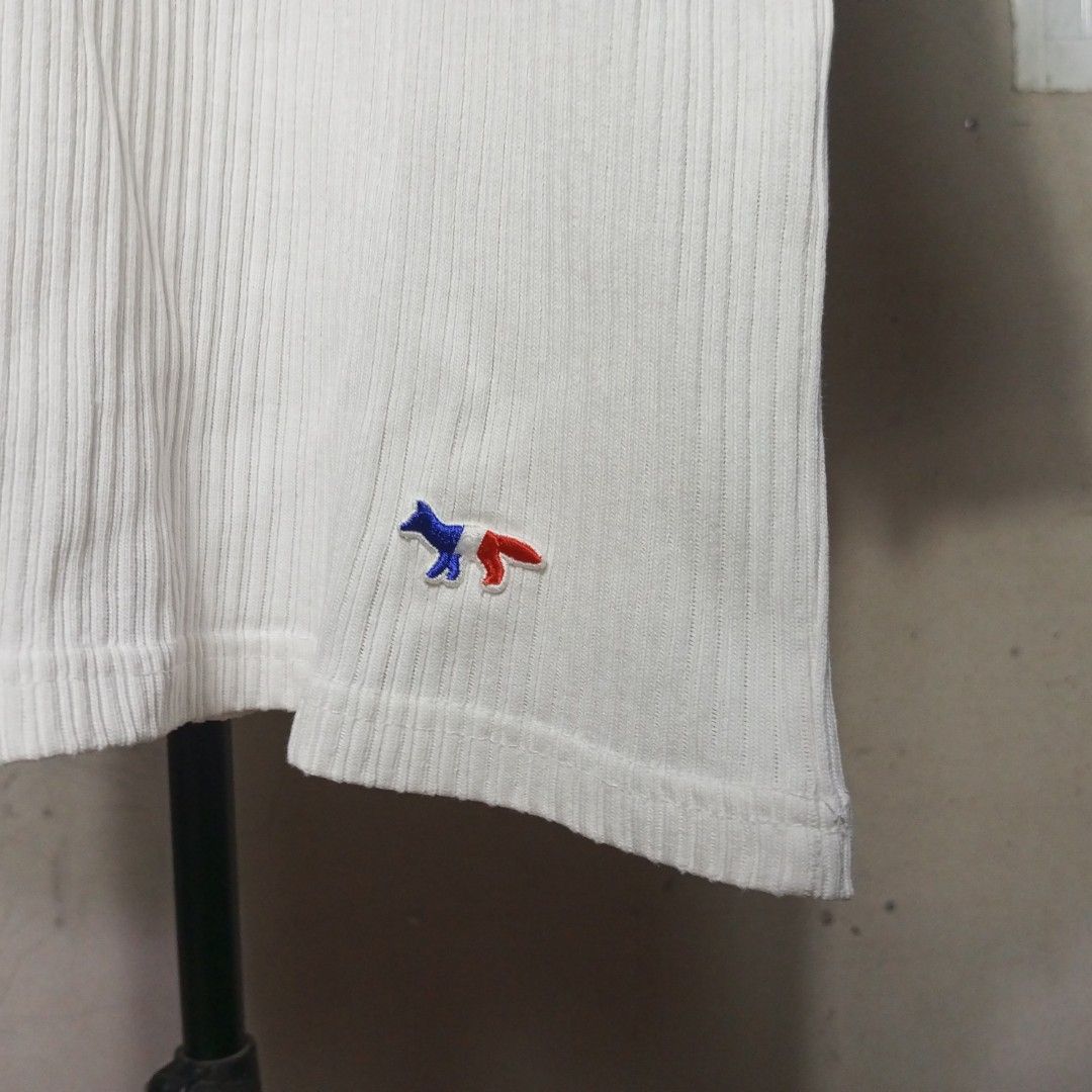 MAISON KITSUNE RIBBED DRESS TEE AUTHENTIC (Category: Luxury Apparel) located in Urdaneta. Submitted by josephragontonjr95 (Listing ID 1410038206, Image 3). Description: - MAISON KITSUNE RIBBED DRESS TEE AUTHENTIC - SIZE: MEDIUM - DIMENSIONS: - WIDTH: 18.5-26 -LENGTH: 31 - COLOR RATE: 9.8/10 - ISSUES/FLAWS: NONE - CONDITION: EXCELLENT - Color: White - Features the iconic fox logo - Crew neck and short sleeves - Made in Portugal - Fabric: Textured 