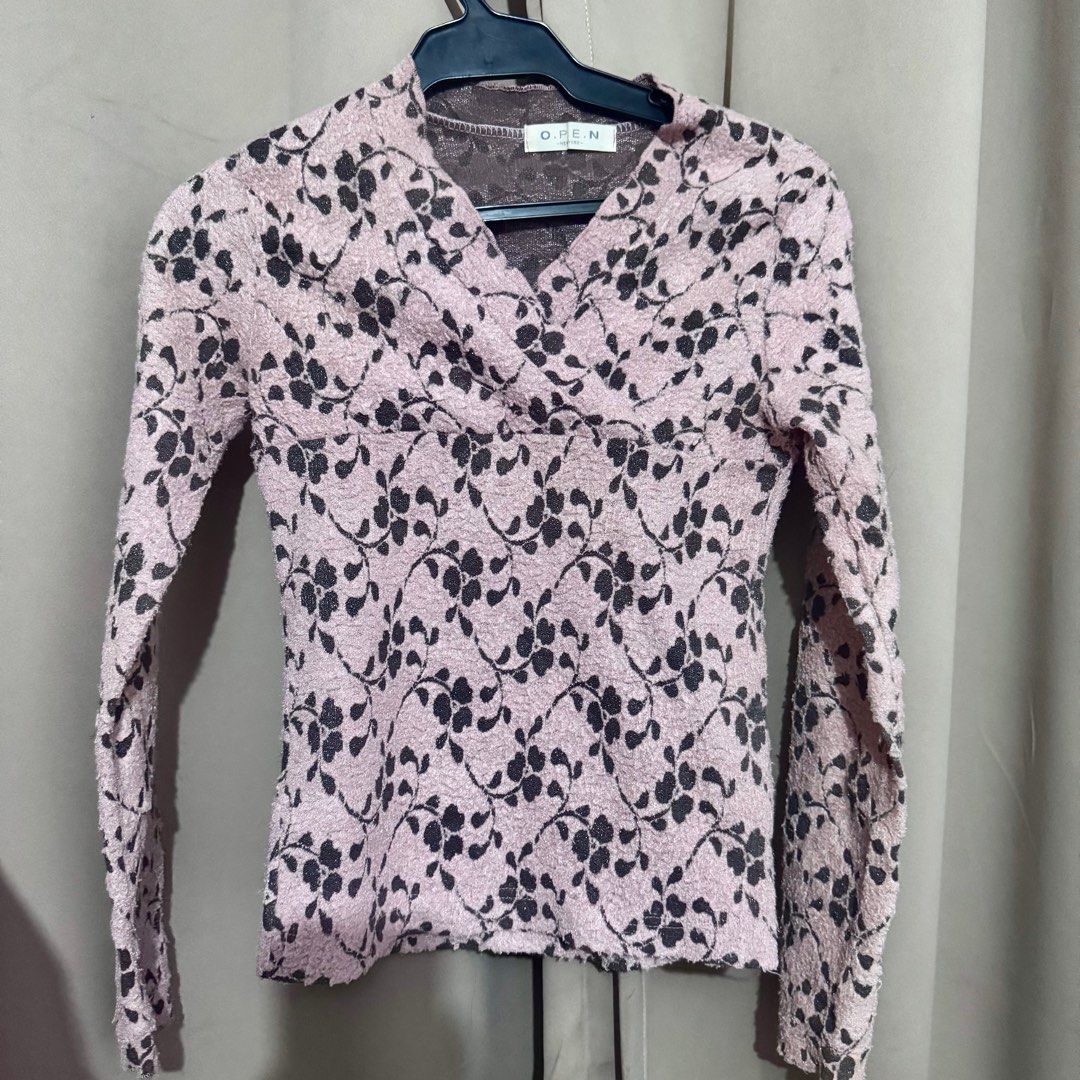 O.P.E.N New York Floral Top Y2K (Category: Sleeveless) located in Makati City. Submitted by sheen.declutters (Listing ID 1410135893, Image 1). Description: - Brand: O.P.E.N New York - Style: Floral wrap top - Color: Pink and Taupe - Neckline: V-neck - Sleeves: Long sleeves - Fit: Fitted silhouette - Fabric: Textured - Design: Unique floral pattern - Suitable for various occasions #Y2k.