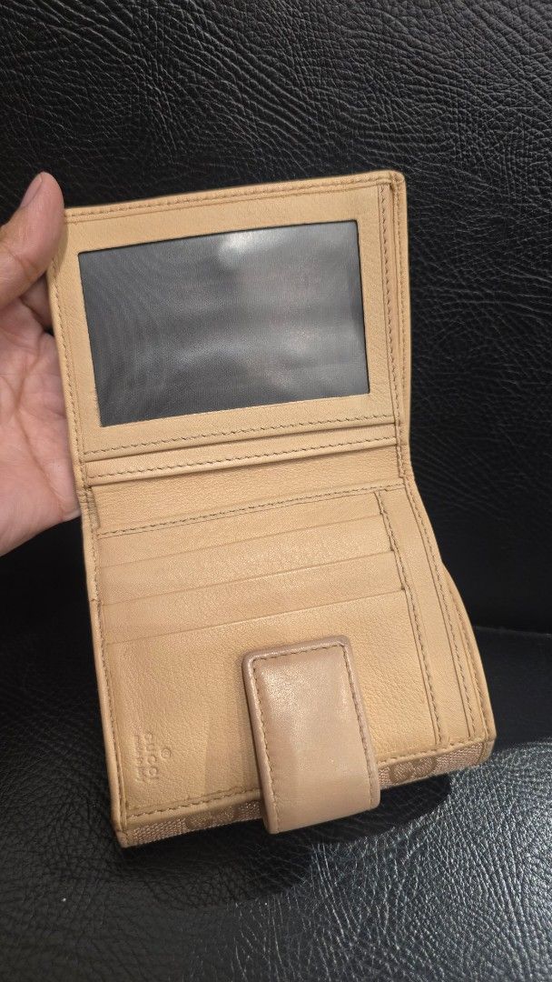 Orig, Gucci GG Canvas Wallet (Category: Luxury Bags & Wallets) located in Quezon City. Submitted by mbpreloved65 (Listing ID 1410096394, Image 2). Description: - Authentic Gucci wallet - GG canvas exterior - Multiple card slots - Clear ID window - Coin compartment - Snap closure - Gold-tone accent - Leather interior - Serial number: "212733-2873".