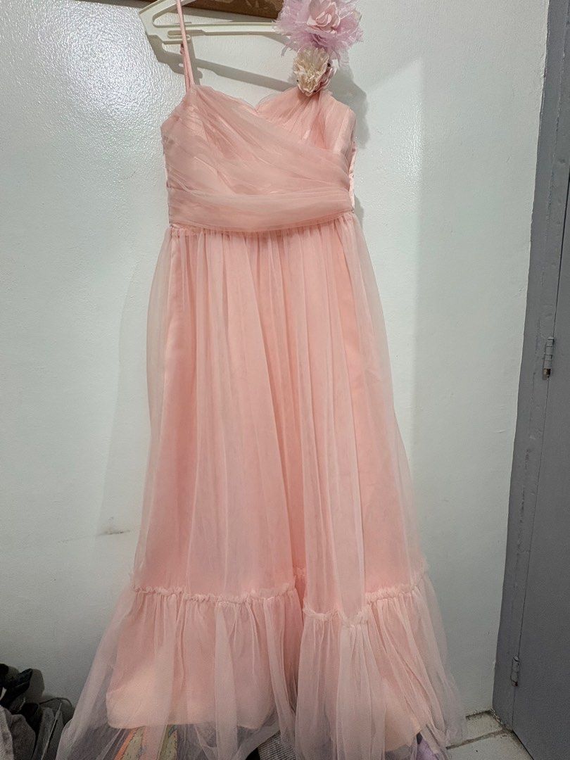 Pink One-Shoulder Tulle Dress (Category: Evening dresses & gowns) located in Imus. Submitted by chuable1988 (Listing ID 1410091673, Image 1). Description: - Pink one-shoulder dress - Flowing tulle skirt - Fitted bodice - Ruffled hemline - Floral shoulder embellishment - Ideal for special occasions 11-13 yo.
