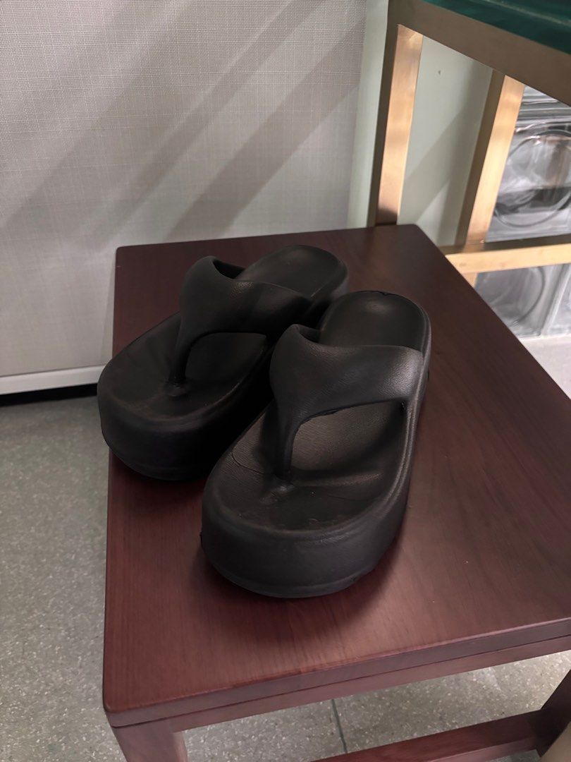 platform slippers (Category: Sandals) located in Singapore. Submitted by csear (Listing ID 1410175816, Image 1). Description: .