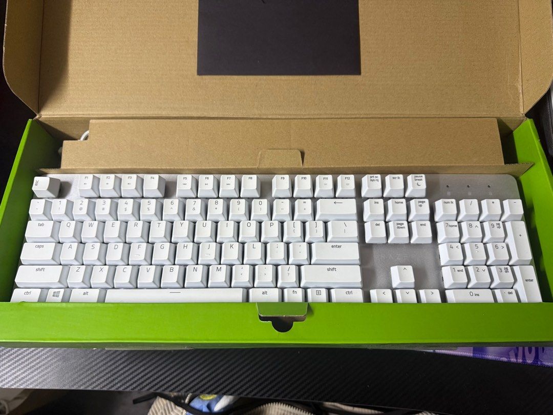 RAZER PRO TYPE （分類：電腦鍵盤及相關產品）位於 Hong Kong。 由 ccm3186 提交（商品編號 1410177093，圖片 2）。簡介： RAZER PRO TYPE KEYBOARD 外觀算新淨 底有輕微氧化 齊配件 連接器&充電線。