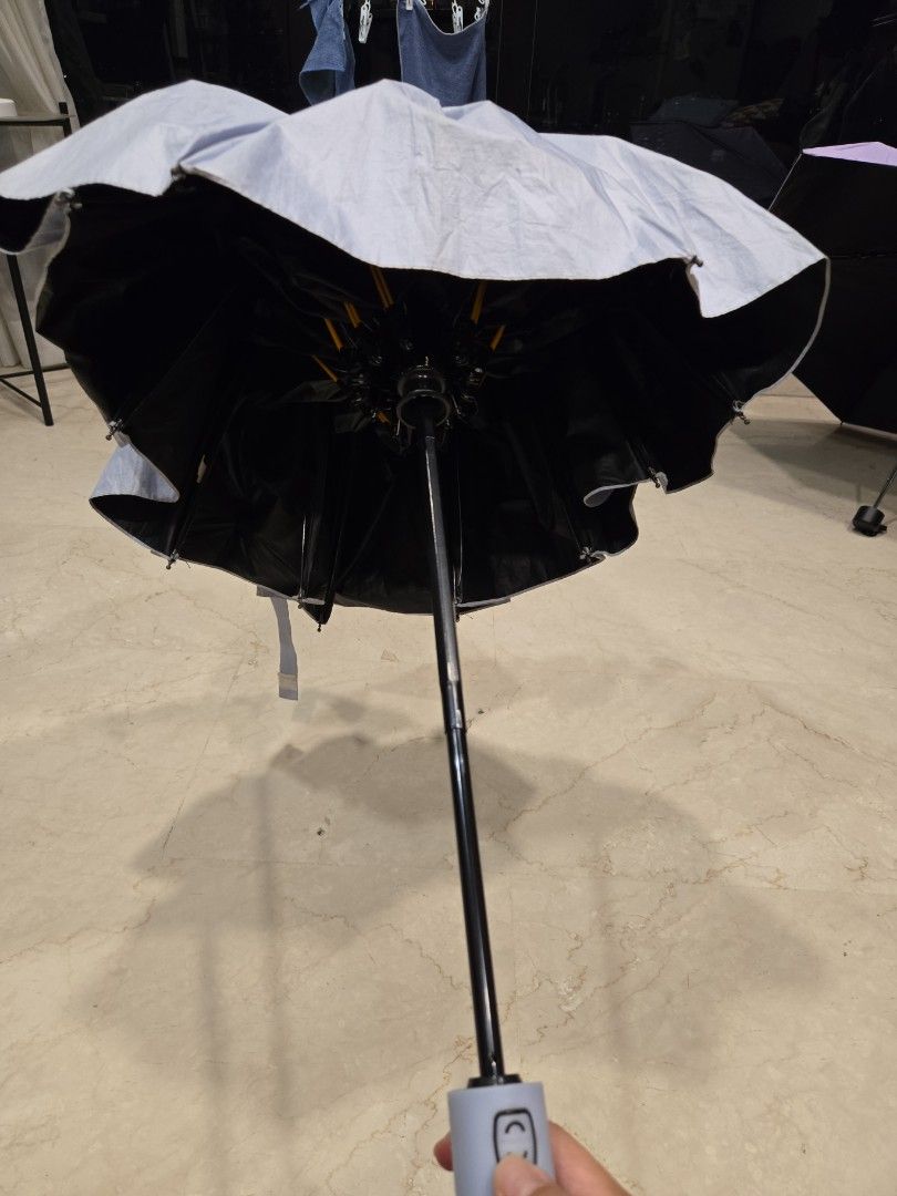 Umbrella (Category: Umbrellas) located in Singapore. Submitted by jj355 (Listing ID 1410145532, Image 3). Description: Open and Close button.