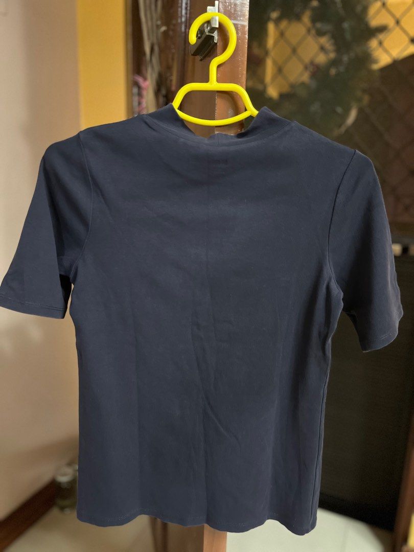 Uniqlo Shirt (Category: Shirts) located in Quezon. Submitted by achicoco (Listing ID 1410140190, Image 3). Description: Color: Navy Blue.