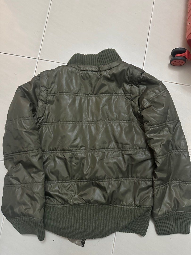 WINTER JACKET (Category: Coats, Jackets and Outerwear) located in Jitra. Submitted by naa07 (Listing ID 1410120401, Image 3). Description: Fit S-M. Army green. Wore at Harbin as 3rd layer. Sleeve is detachable .