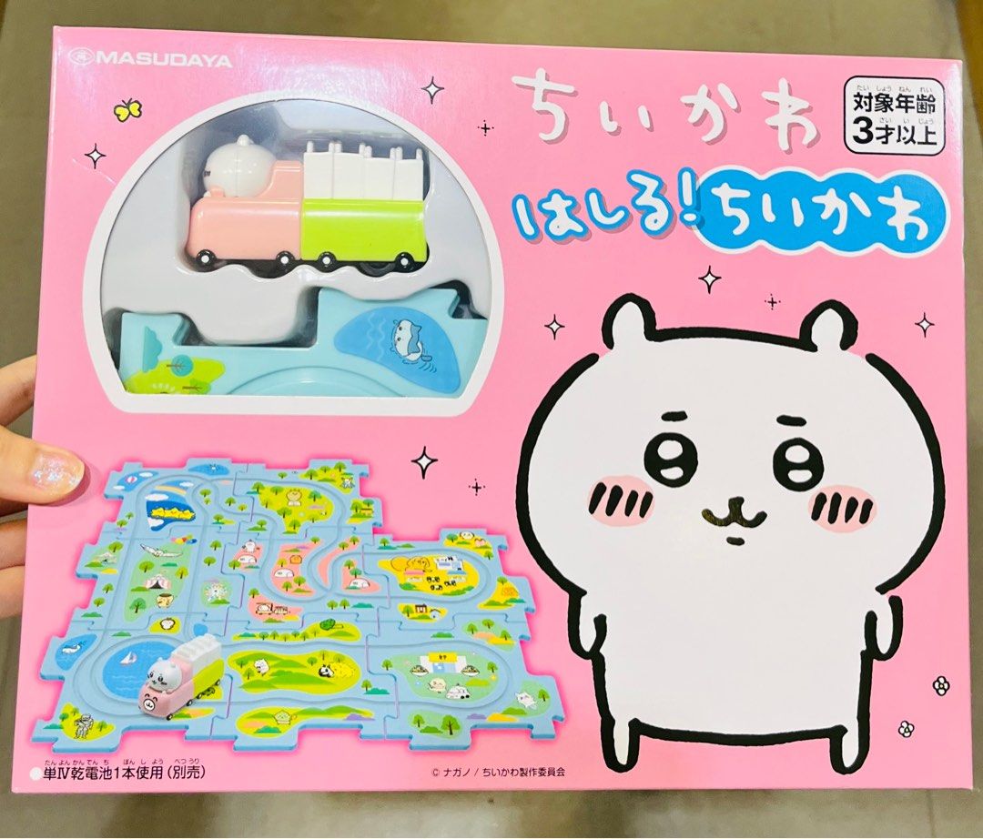 🚂正版 Chiikawa公仔 火車仔拼圖路軌 桌上遊戲 兔哥 小白 場景擺設 聖誕禮物 生日禮物 新年禮物 MINIATURE TRAIN PUZZLES 🧩 TOY BIRTHDAY CHRISTMAS VALENTINES GIFT DOLL （分類：桌遊及拼圖）位於 Hong Kong。 由 swroom 提交（商品編號 1410279823，圖片 3）。簡介： 🚂$299 盒( 全新未開封) 🎁節日銷情迅速請早訂購，售完即止‼️ 🛍更多卡通精品玩具FOLLOW US ： carousell.com/swroom 📥INBOX 購買請提供以下資料 ： ▫️ 款式及件數 ▫️付款方式 : PAYME / FPS / ALIPAYHK ▫️郵寄方式： 📦 SF順豐到付 ( 一般情況 2-3 工作天寄出 ) ❌ 不設面交 **** 確認全數付款後才留貨及安排寄出 *** ⚜️相關產品⚜️ 現貨💖正版 Chiikawa公仔 發聲毛公仔 ： https://carousell