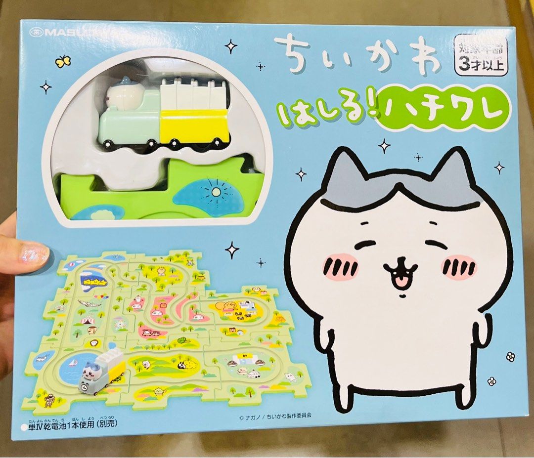 🚂正版 Chiikawa公仔 火車仔拼圖路軌 桌上遊戲 兔哥 小白 場景擺設 聖誕禮物 生日禮物 新年禮物 MINIATURE TRAIN PUZZLES 🧩 TOY BIRTHDAY CHRISTMAS VALENTINES GIFT DOLL （分類：桌遊及拼圖）位於 Hong Kong。 由 swroom 提交（商品編號 1410279823，圖片 4）。簡介： 🚂$299 盒( 全新未開封) 🎁節日銷情迅速請早訂購，售完即止‼️ 🛍更多卡通精品玩具FOLLOW US ： carousell.com/swroom 📥INBOX 購買請提供以下資料 ： ▫️ 款式及件數 ▫️付款方式 : PAYME / FPS / ALIPAYHK ▫️郵寄方式： 📦 SF順豐到付 ( 一般情況 2-3 工作天寄出 ) ❌ 不設面交 **** 確認全數付款後才留貨及安排寄出 *** ⚜️相關產品⚜️ 現貨💖正版 Chiikawa公仔 發聲毛公仔 ： https://carousell