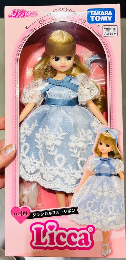 現貨👸🏼日本🇯🇵正版 Licca公仔衫 典雅法式公主裙娃娃飾物套裝 派對服飾 連身裙鞋子頭飾套裝 微景玩具 娃娃服飾 娃娃衫 換衫公仔 角色扮演 兒童玩具 生日禮物 聖誕節禮物 新年禮物 結婚公仔 求婚公仔 收藏珍藏 TAKARA TOMY PRINCESS FASHION GIRL DRESS UP FIGURE DOLL TOY BIRTHDAY CHRISTMAS WEDDING ANNIVERSARY GIFT BOX SET （分類：兒童玩具）位於 Hong Kong。 由 swroom 提交（商品編號 1410329936，圖片 2）。簡介： 👗 $330 套 , 全新未開封 🎁銷情迅速請早訂購，售完即止‼️ 🛍更多卡通精品玩具FOLLOW US ： carousell.com/swroom 📥INBOX 購買請提供以下資料 ： ▫️ 件數 ▫️付款方式 : PAYME / FPS / ALIPAYHK ▫️郵寄方式： 📦 SF順豐到付 ( 一般情況 2-3