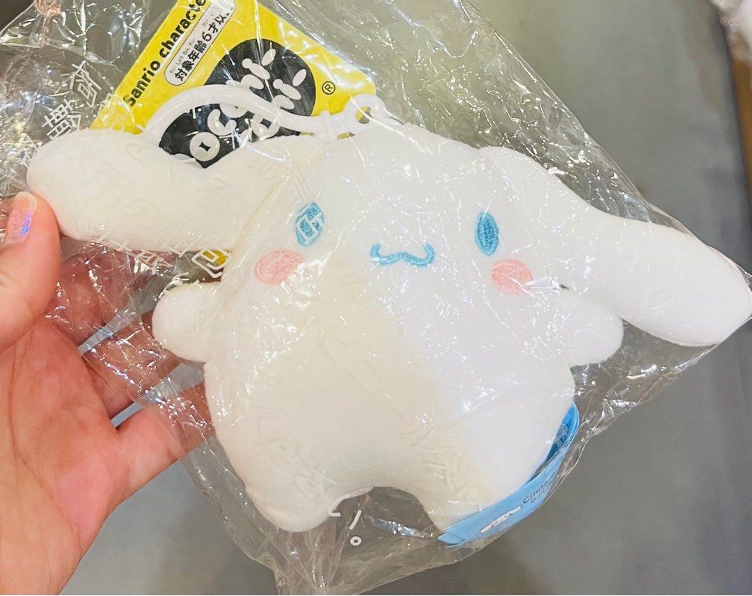 現貨🩵正版 SANRIO公仔 肉桂狗毛公仔 玉桂狗公仔 聖誕禮物 生日禮物 新年禮物 SOFT DOLL TOY BIRTHDAY CHRISTMAS VALENTINES GIFT DOLL （分類：絨毛玩具）位於 Hong Kong。 由 swroom 提交（商品編號 1410333444，圖片 1）。簡介： 💖$250 件 ( 全新未開封) 🎁節日銷情迅速請早訂購，售完即止‼️ 🛍更多卡通精品玩具FOLLOW US ： carousell.com/swroom 📥INBOX 購買請提供以下資料 ： ▫️ 件數 ▫️付款方式 : PAYME / FPS / ALIPAYHK ▫️郵寄方式： 📦 SF順豐到付 ( 一般情況 2-3 工作天寄出 ) ❌ 不設面交 **** 確認全數付款後才留貨及安排寄出 *** ⚜️相關產品⚜️ 現貨💖正版 迪士尼公仔 米奇老鼠公仔 米妮老鼠公仔 毛公仔：https://carousell.app.link/gYPvNz7TaZb 現貨💖