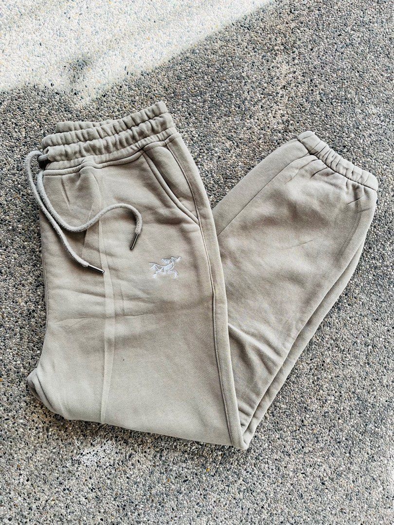 Arc'teryx Sweatpants (Category: Joggers) located in Manila. Submitted by jaspermack50866 (Listing ID 1410188099, Image 1). Description: - Arc'teryx sweatpants - Drawstring waist - Small logo detail - Side pockets - Elastic cuffs - Neutral color - Soft, comfortable fabric - Perfect for casual wear ARC TERYX SWEAT PANTS 🔥🔥 OFF LEGIT CUT TAGS SIZE LARGE WAITSLINE 30-36 LENGTH 41 LEG HOLE -11 HIPS - 14 NO ISSUE BRAND NEW CONDITION 10/10 COLOR RATE 