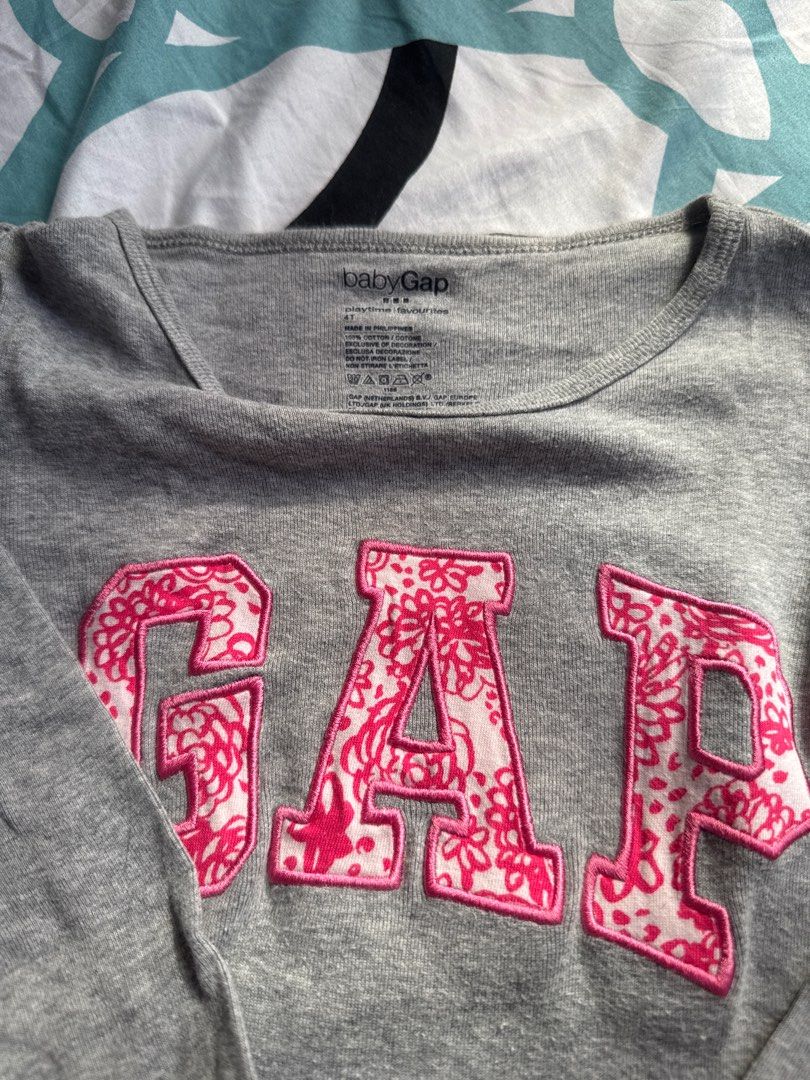 Baby Gap Long Sleeve Shirt (Category: Babies & Kids Fashion) located in Bacoor. Submitted by rizza_455 (Listing ID 1410189828, Image 2). Description: - Baby Gap long sleeve shirt - Gray color - Pink floral "GAP" logo - Crew neck - Soft material - Comfortable for everyday wear - Perfect for casual wear or layering fit to 2-3 yrs old.