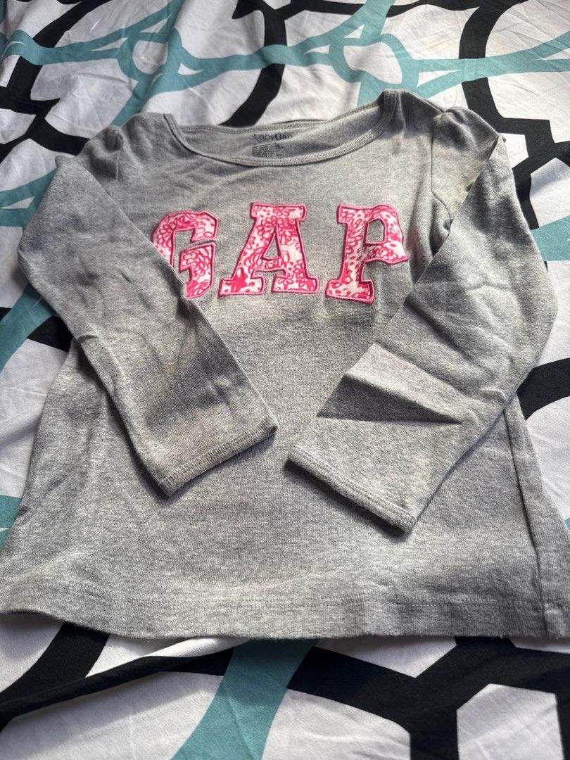 Baby Gap Long Sleeve Shirt (Category: Babies & Kids Fashion) located in Bacoor. Submitted by rizza_455 (Listing ID 1410189828, Image 1). Description: - Baby Gap long sleeve shirt - Gray color - Pink floral "GAP" logo - Crew neck - Soft material - Comfortable for everyday wear - Perfect for casual wear or layering fit to 2-3 yrs old.