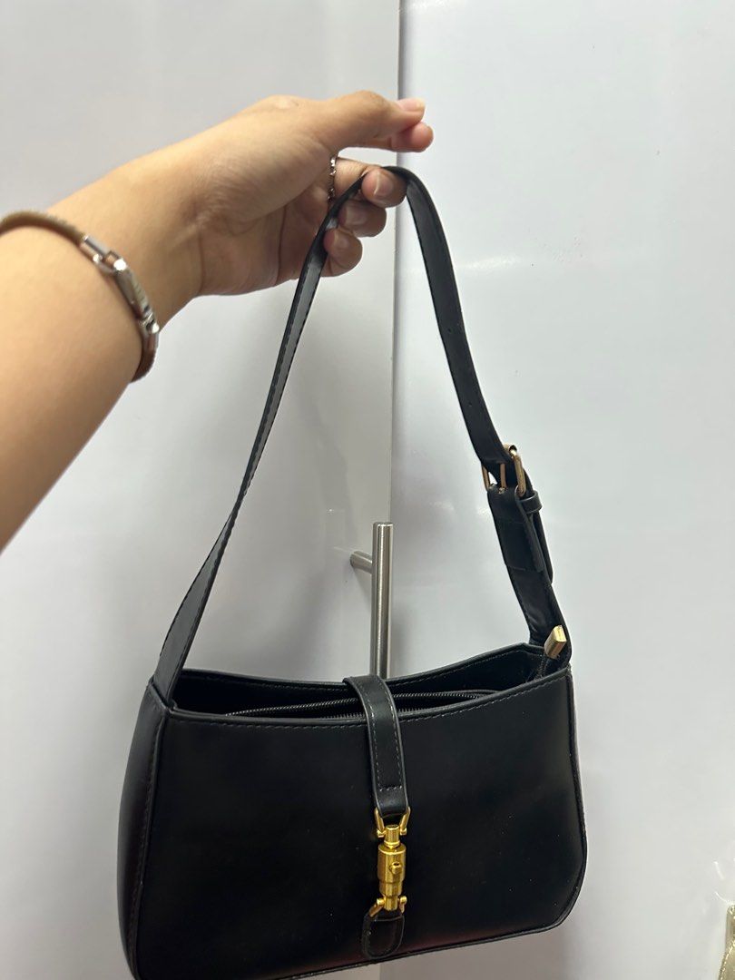 BAGUETTE BAG (Category: Shoulder Bags) located in Quezon City. Submitted by prelovednd21 (Listing ID 1410320857, Image 3). Description: Negotiable, 5h kopo ito nabili isang beses lang nagamit.
