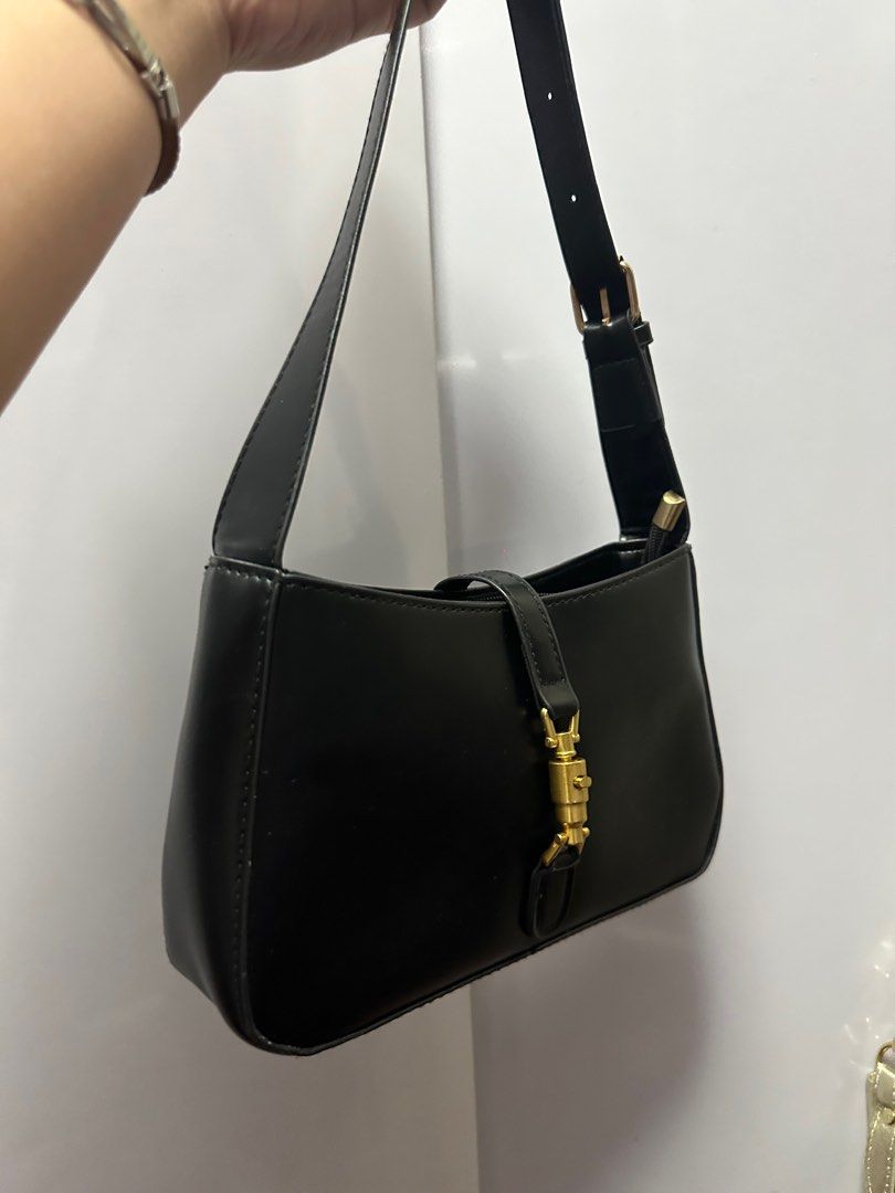 BAGUETTE BAG (Category: Shoulder Bags) located in Quezon City. Submitted by prelovednd21 (Listing ID 1410320857, Image 1). Description: Negotiable, 5h kopo ito nabili isang beses lang nagamit.