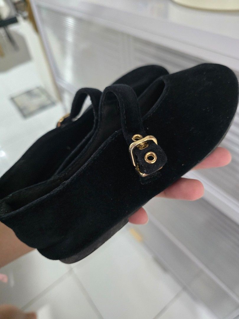 Ballet flat shoes H&M (Category: Babies & Kids Fashion) located in Rodriguez. Submitted by ejprelovedthings (Listing ID 1410189769, Image 2). Description: FOR SALE: • Brand: H&M • Style: Mary Jane ballet flats • Color: Black • Material: Velvet/Faux velvet upper • Details: Almond toe, adjustable strap with a metal buckle, and a loop at the back for easy wear. Needs wash. Still in good conditions. DM for last price 📍Burgos, Rodriguez, Rizal 🚚 Pic
