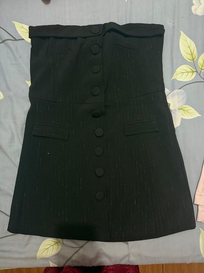 Black Strapless Mini Dress (Category: Dresses) located in Valenzuela. Submitted by raquesells (Listing ID 1410346193, Image 1). Description: - Elegant black strapless mini dress - Button-down front - Features two faux pockets - Subtle shimmer fabric - Flattering A-line silhouette - Perfect for a night out or special occasion - Worn Once, big on me.