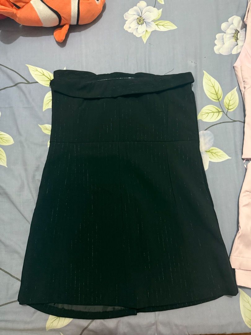 Black Strapless Mini Dress (Category: Dresses) located in Valenzuela. Submitted by raquesells (Listing ID 1410346193, Image 2). Description: - Elegant black strapless mini dress - Button-down front - Features two faux pockets - Subtle shimmer fabric - Flattering A-line silhouette - Perfect for a night out or special occasion - Worn Once, big on me.