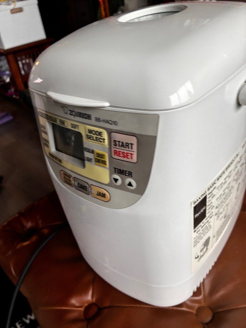 Bread maker (Category: Breadmakers) located in Singapore. Submitted by Zaralim167 (Listing ID 1410329176, Image 6). Description: Only used 2-3 times . V good clean n like new .