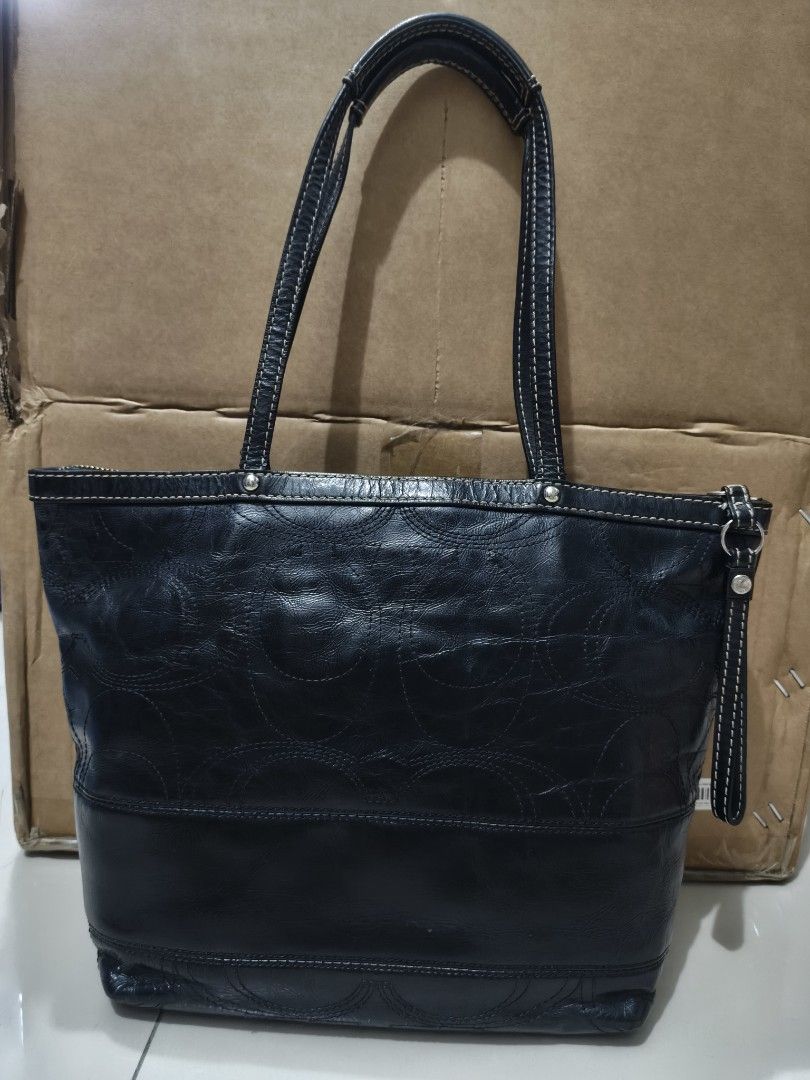 Coach Black Patent leather tote bag (Category: Luxury Bags & Wallets) located in Manila. Submitted by _minnie. (Listing ID 1410236747, Image 2). Description: nasa pic na po issue.