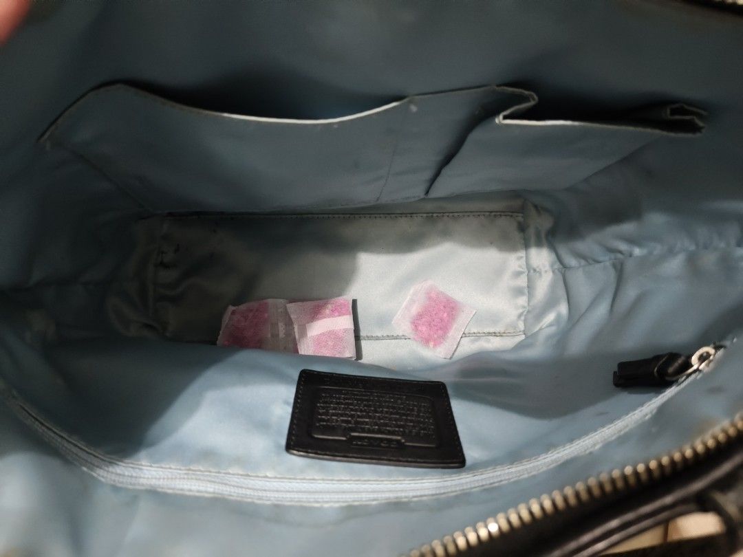 Coach Black Patent leather tote bag (Category: Luxury Bags & Wallets) located in Manila. Submitted by _minnie. (Listing ID 1410236747, Image 3). Description: nasa pic na po issue.