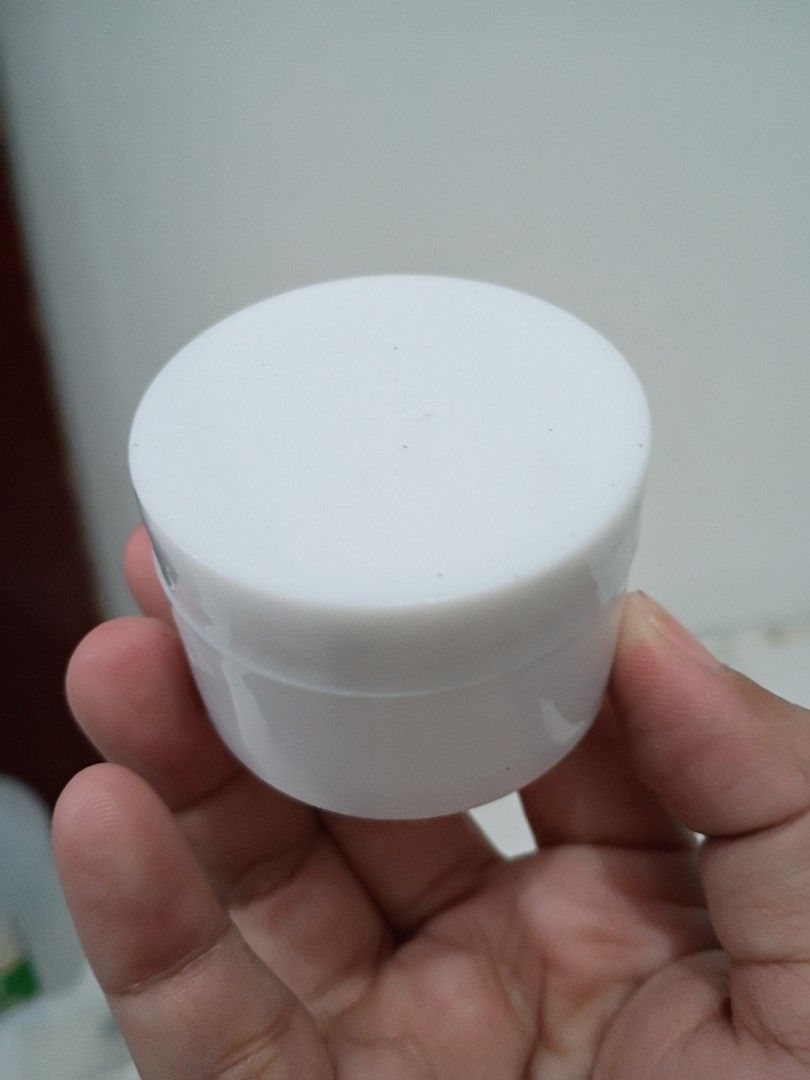 Cream Containers FOR SALE (Category: Everything Else Others) located in Manila. Submitted by ThatPinkInTheCorner (Listing ID 1410222460, Image 2). Description: 114pcs size: 5x3.2cm dia GOOD FOR: DIY creams, balms, serums RFS: Bought a lot but didnt have time to DIY.