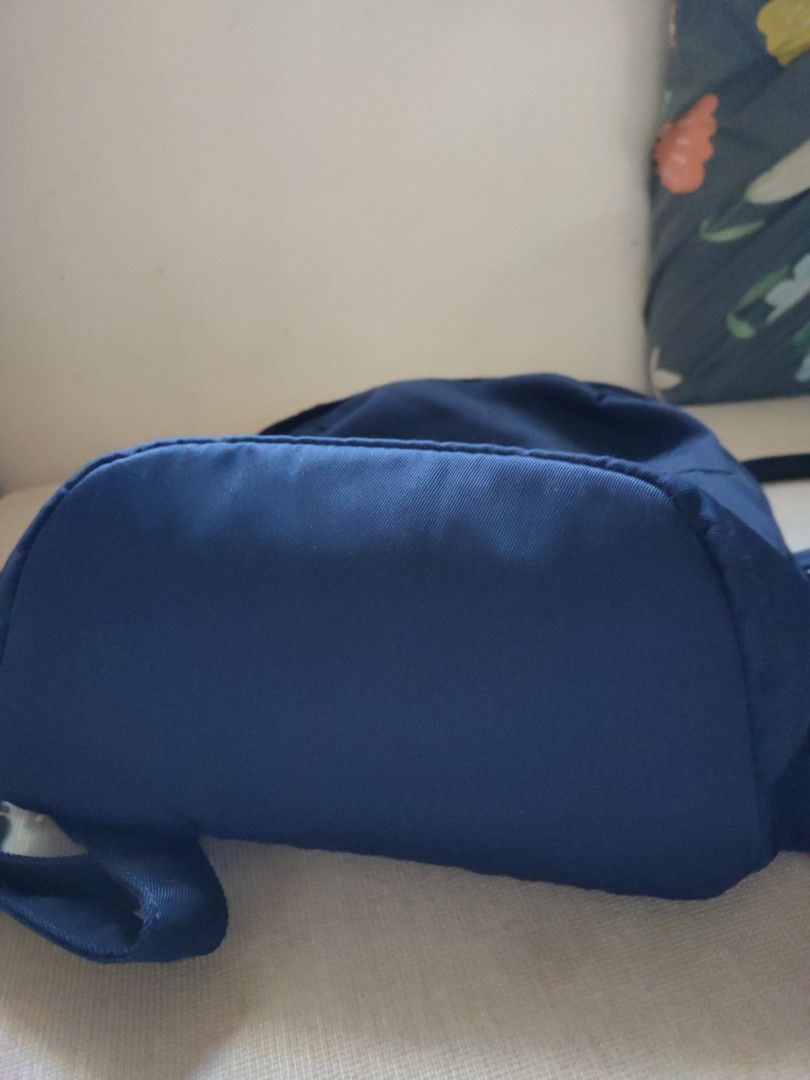 Doughnut Backpack （分類：背囊）位於 Hong Kong。 由 Rossyrie 提交（商品編號 1410195292，圖片 2）。簡介： Backpack features a navy blue exterior with adjustable straps. It has a top handle and a zippered main compartment. The backpack includes a small front pocket and a brand tag.。
